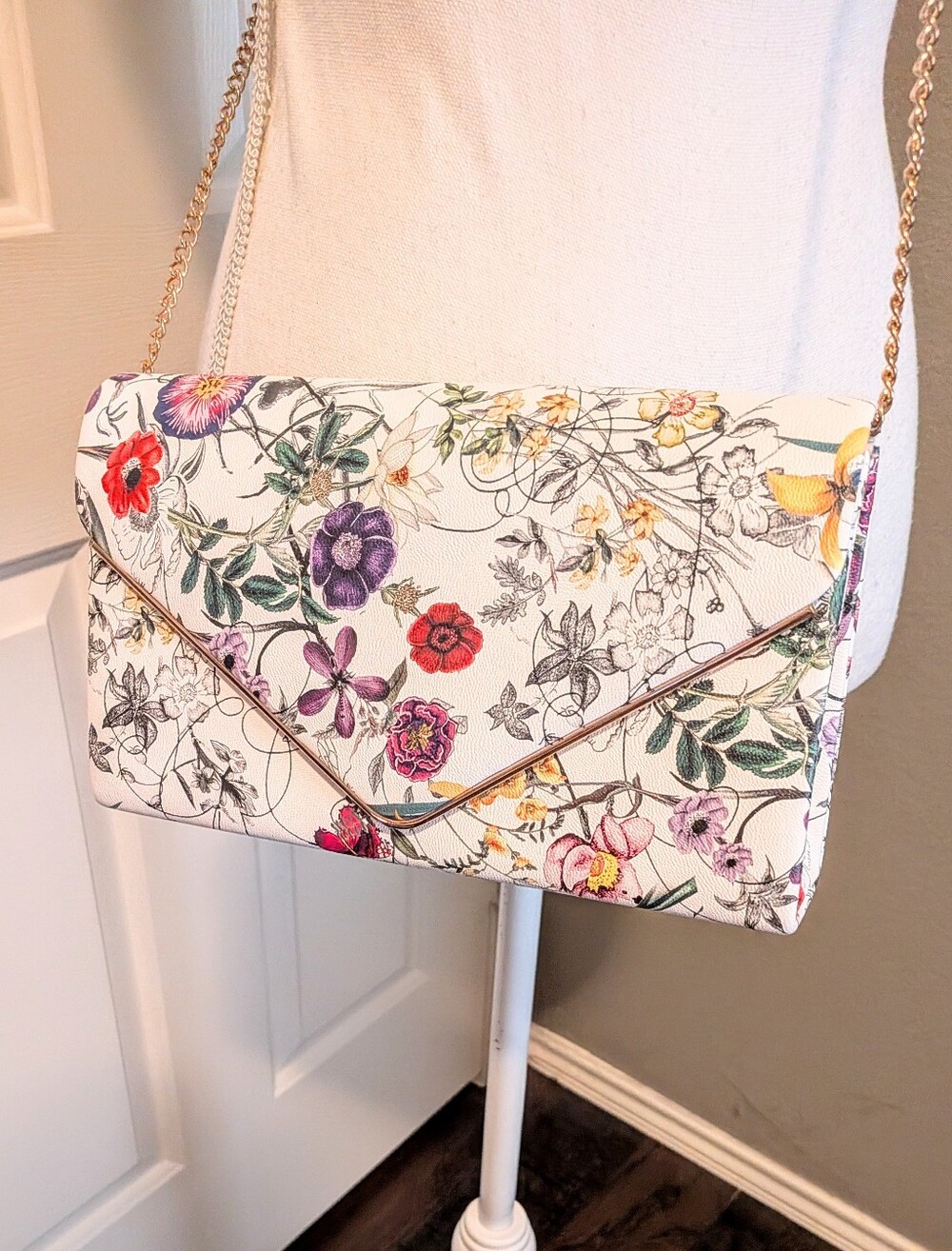 Floral Envelope Crossbody Bag in White - Stylish Printed Shoulder Purse